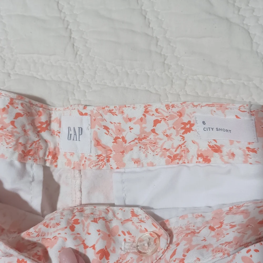 Summer - GAP City Short Floral- White and Coral - Picture 4 of 4